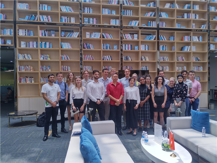 牛津大學劍橋大學的師生一行到訪壹零壹工業(yè)設(shè)計公司總部