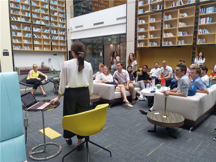 牛津大學劍橋大學的師生一行到訪壹零壹工業(yè)設(shè)計公司總部