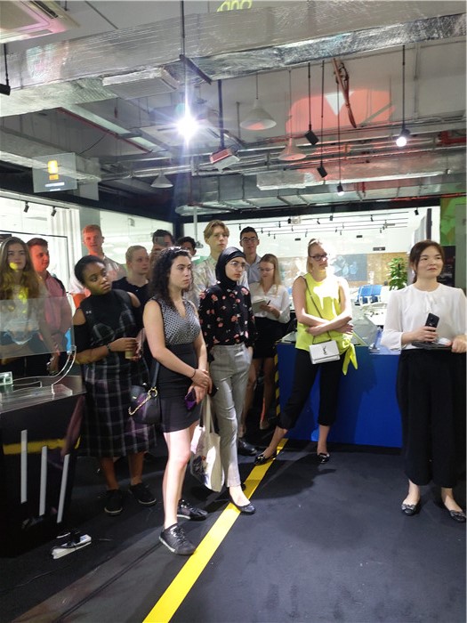 牛津大學劍橋大學的師生一行到訪壹零壹工業(yè)設(shè)計公司總部