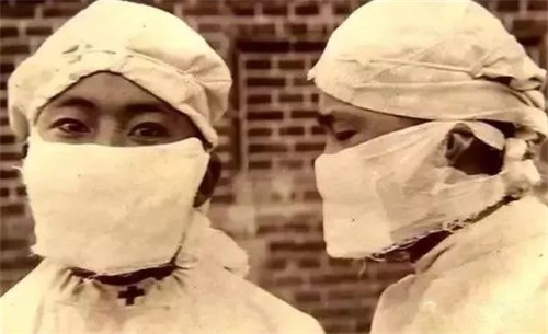 全副武裝的醫(yī)護(hù)人員和鐵路檢疫點