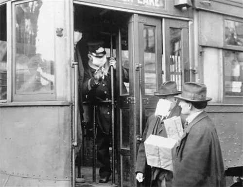 全副武裝的醫(yī)護(hù)人員和鐵路檢疫點