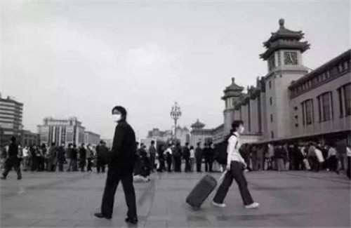 全副武裝的醫(yī)護(hù)人員和鐵路檢疫點