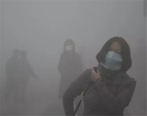 全副武裝的醫(yī)護(hù)人員和鐵路檢疫點